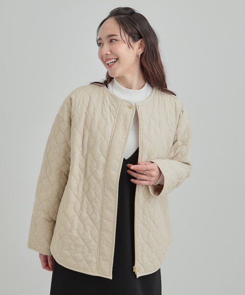 SHOO・LA・RUE（シューラルー）の「【洗濯機可/S-LL/撥水】ゴールドパーツで女性らしさをプラス 大人が着たい ノーカラーキルトジャケット（ノーカラージャケット・レディース・ベージュ/オフホワイト/ブラック・01/04/03/02）」の20枚目の写真