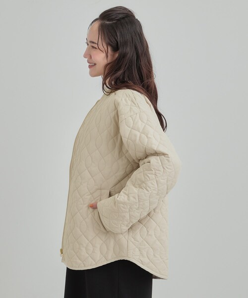 SHOO・LA・RUE（シューラルー）の「【洗濯機可/S-LL/撥水】ゴールドパーツで女性らしさをプラス 大人が着たい ノーカラーキルトジャケット（ノーカラージャケット・レディース・ベージュ/オフホワイト/ブラック・01/04/03/02）」の19枚目の写真