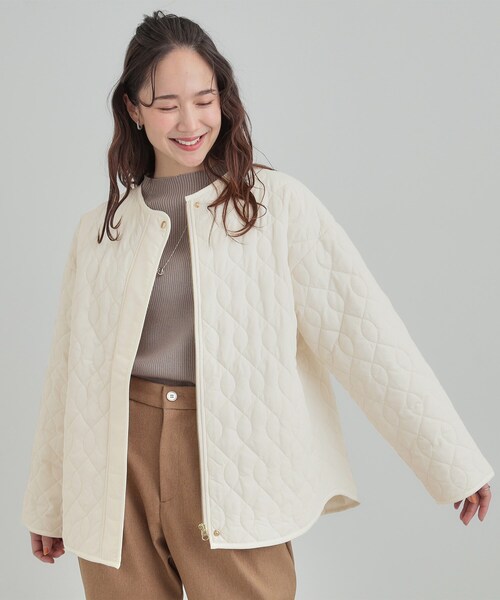 SHOO・LA・RUE（シューラルー）の「【洗濯機可/S-LL/撥水】ゴールドパーツで女性らしさをプラス 大人が着たい ノーカラーキルトジャケット（ノーカラージャケット・レディース・ベージュ/オフホワイト/ブラック・01/04/03/02）」の16枚目の写真