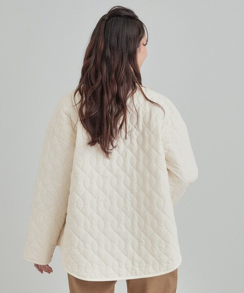 SHOO・LA・RUE（シューラルー）の「【洗濯機可/S-LL/撥水】ゴールドパーツで女性らしさをプラス 大人が着たい ノーカラーキルトジャケット（ノーカラージャケット・レディース・ベージュ/オフホワイト/ブラック・01/04/03/02）」の15枚目の写真