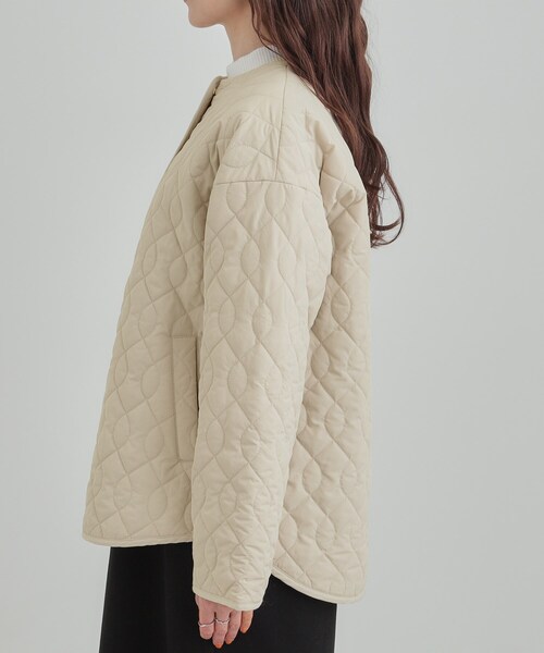 SHOO・LA・RUE（シューラルー）の「【洗濯機可/S-LL/撥水】ゴールドパーツで女性らしさをプラス 大人が着たい ノーカラーキルトジャケット（ノーカラージャケット・レディース・ベージュ/オフホワイト/ブラック・01/04/03/02）」の11枚目の写真
