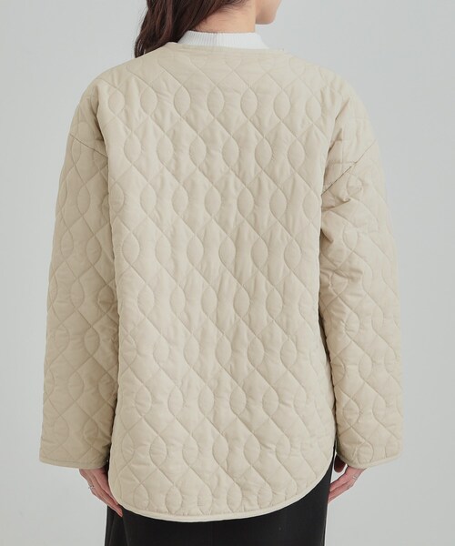 SHOO・LA・RUE（シューラルー）の「【洗濯機可/S-LL/撥水】ゴールドパーツで女性らしさをプラス 大人が着たい ノーカラーキルトジャケット（ノーカラージャケット・レディース・ベージュ/オフホワイト/ブラック・01/04/03/02）」の10枚目の写真