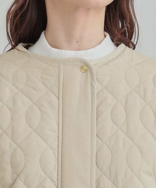 SHOO・LA・RUE（シューラルー）の「【洗濯機可/S-LL/撥水】ゴールドパーツで女性らしさをプラス 大人が着たい ノーカラーキルトジャケット（ノーカラージャケット・レディース・ベージュ/オフホワイト/ブラック・01/04/03/02）」の9枚目の写真