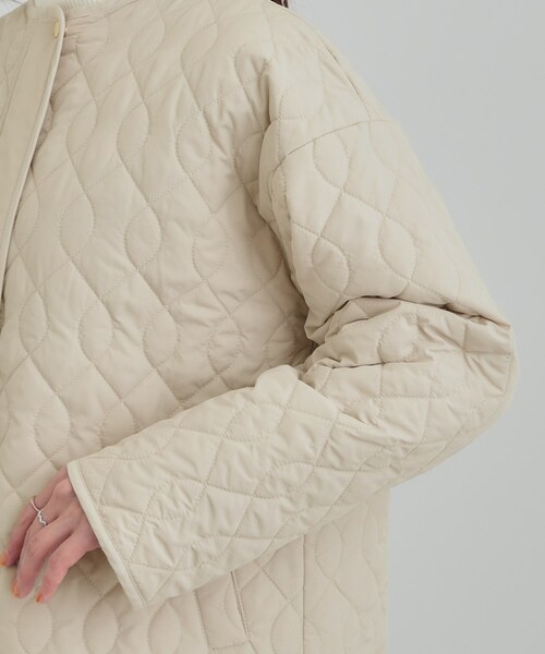 SHOO・LA・RUE（シューラルー）の「【洗濯機可/S-LL/撥水】ゴールドパーツで女性らしさをプラス 大人が着たい ノーカラーキルトジャケット（ノーカラージャケット・レディース・ベージュ/オフホワイト/ブラック・01/04/03/02）」の8枚目の写真