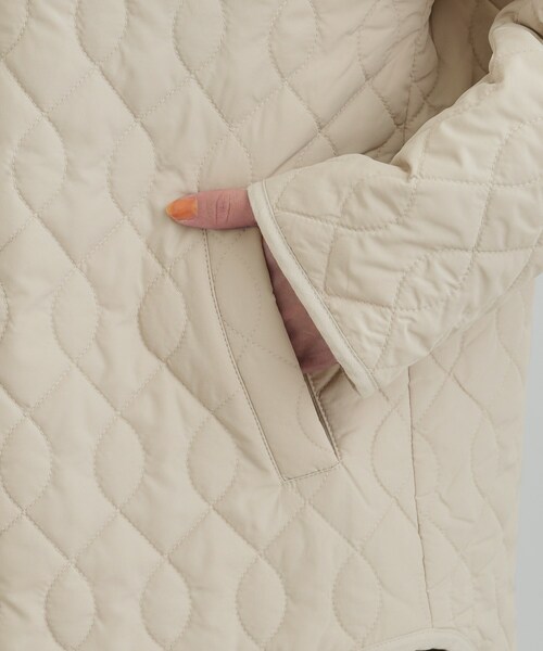 SHOO・LA・RUE（シューラルー）の「【洗濯機可/S-LL/撥水】ゴールドパーツで女性らしさをプラス 大人が着たい ノーカラーキルトジャケット（ノーカラージャケット・レディース・ベージュ/オフホワイト/ブラック・01/04/03/02）」の7枚目の写真