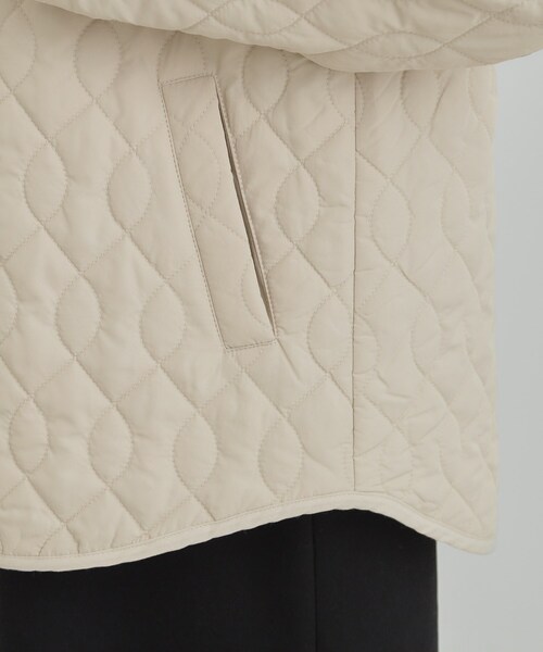 SHOO・LA・RUE（シューラルー）の「【洗濯機可/S-LL/撥水】ゴールドパーツで女性らしさをプラス 大人が着たい ノーカラーキルトジャケット（ノーカラージャケット・レディース・ベージュ/オフホワイト/ブラック・01/04/03/02）」の6枚目の写真