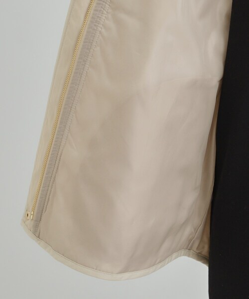 SHOO・LA・RUE（シューラルー）の「【洗濯機可/S-LL/撥水】ゴールドパーツで女性らしさをプラス 大人が着たい ノーカラーキルトジャケット（ノーカラージャケット・レディース・ベージュ/オフホワイト/ブラック・01/04/03/02）」の5枚目の写真
