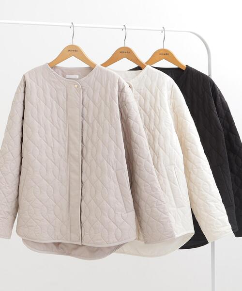 SHOO・LA・RUE（シューラルー）の「【洗濯機可/S-LL/撥水】ゴールドパーツで女性らしさをプラス 大人が着たい ノーカラーキルトジャケット（ノーカラージャケット・レディース・ベージュ/オフホワイト/ブラック・01/04/03/02）」の4枚目の写真