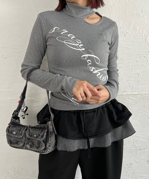 ROGER AND RAW(ロジャーアンドロウ)の「チョーカーネックロゴプリントトップス(Tシャツ/カットソー・レディース・グレー/ブラック/ホワイト・FREE)」の3枚目の写真
