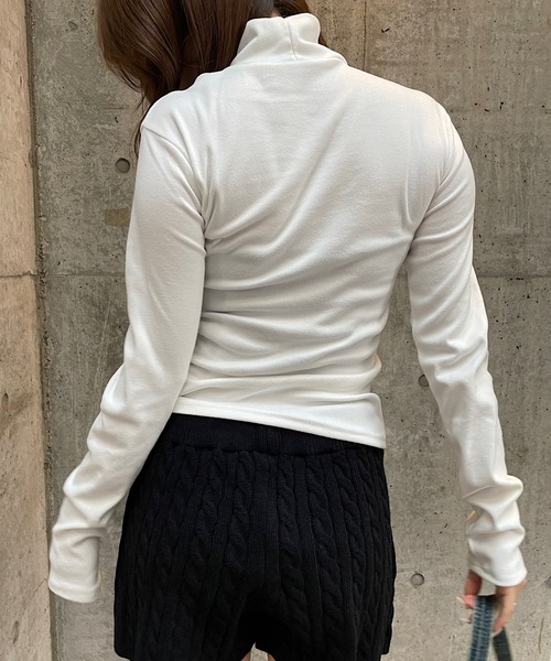 ROGER AND RAW(ロジャーアンドロウ)の「チョーカーネックロゴプリントトップス(Tシャツ/カットソー・レディース・グレー/ブラック/ホワイト・FREE)」の8枚目の写真