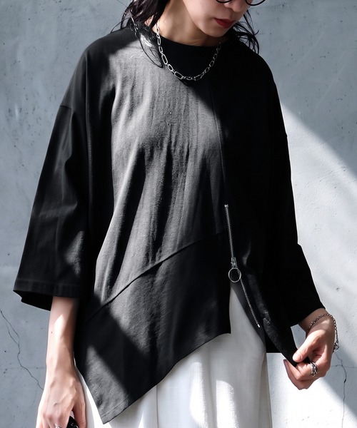 antiqua(アンティカ)の「綿100 アシンメトリー 斜めヘム Tシャツ(Tシャツ/カットソー・レディース・ホワイト/ブラック・ONESIZE)」の1枚目の写真