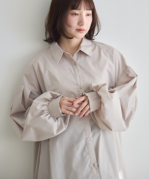 RU.TI.LE(ルチル)の「【RU.TI.LE】ボリューム袖ブラウス(シャツ/ブラウス・レディース・ライトグレー/グレイッシュベージュ・MEDIUM)」の2枚目の写真