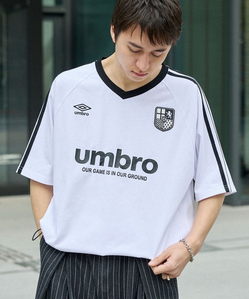 UMBRO(アンブロ)の「UMBRO/アンブロ 別注 ゲームライン ドロスト ロゴ刺繍 ラグランスリーブ Vネック半袖Tシャツ(Tシャツ/カットソー・メンズ・ネイビー/オフホワイト/ブラック・L/M)」の21枚目の写真