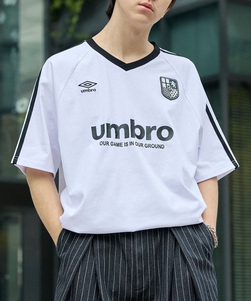 UMBRO(アンブロ)の「UMBRO/アンブロ 別注 ゲームライン ドロスト ロゴ刺繍 ラグランスリーブ Vネック半袖Tシャツ(Tシャツ/カットソー・メンズ・ネイビー/オフホワイト/ブラック・L/M)」の22枚目の写真