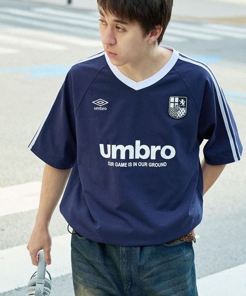 UMBRO(アンブロ)の「UMBRO/アンブロ 別注 ゲームライン ドロスト ロゴ刺繍 ラグランスリーブ Vネック半袖Tシャツ(Tシャツ/カットソー・メンズ・ネイビー/オフホワイト/ブラック・L/M)」の6枚目の写真