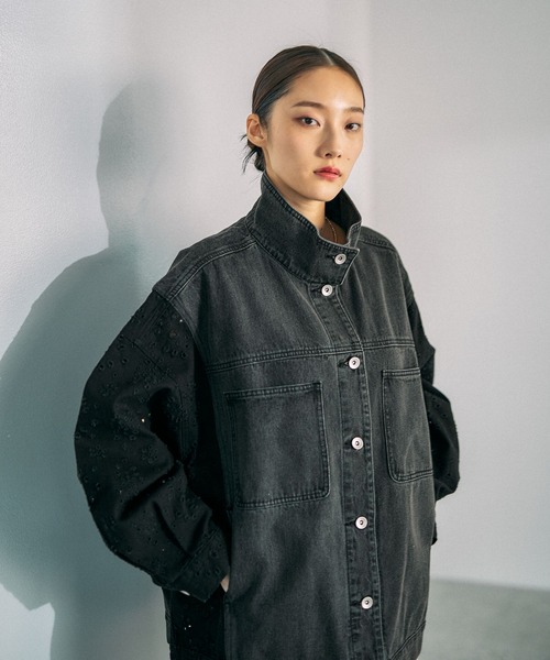 LEPSIM（レプシィム）の「刺繍レースドッキングカバーオール　639392（デニムジャケット・レディース・ブラック/キャメル/ブルー・FREE）」の4枚目の写真