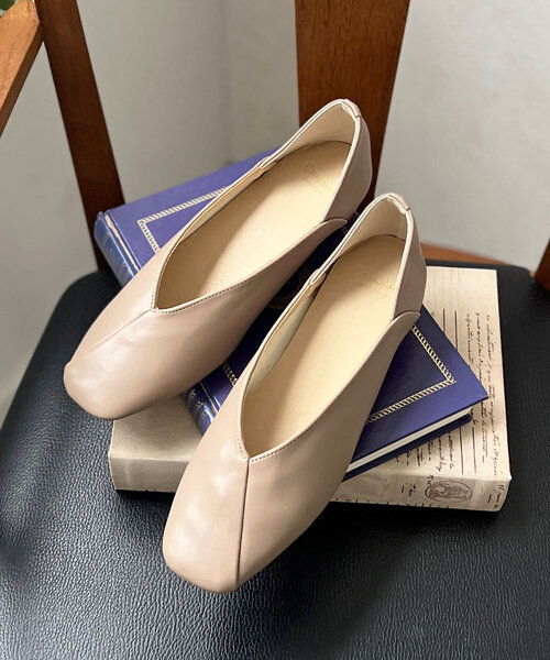 un dix cors(アンディコール)の「ウッドヒールパンプス(パンプス・レディース・シルバー/グレイッシュベージュ・MEDIUM)」の2枚目の写真