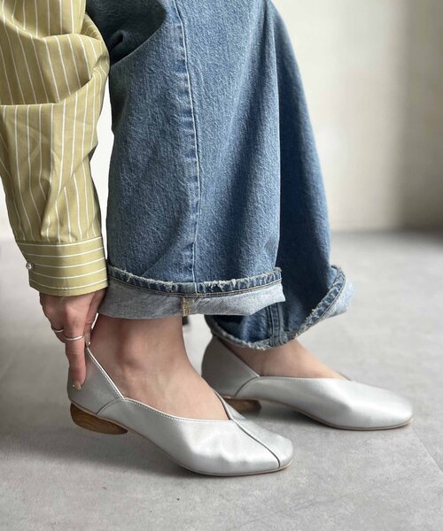 un dix cors(アンディコール)の「ウッドヒールパンプス(パンプス・レディース・シルバー/グレイッシュベージュ・MEDIUM)」の1枚目の写真