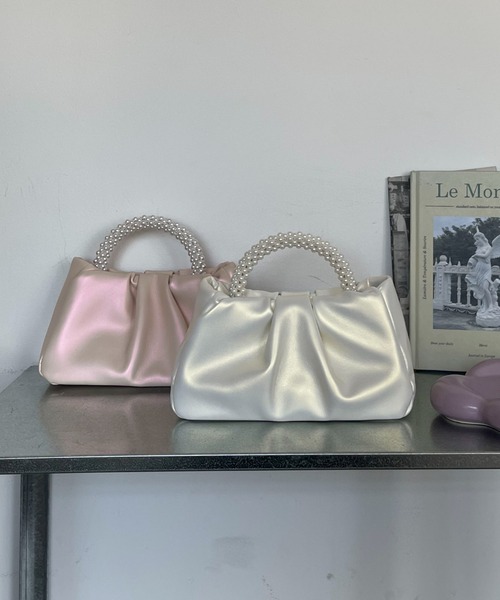 Maison Calme（メゾンカルム）の「【26年春夏新作】【2WAY】2 色展開 サテンシャーリング パールハンドル ショルダーバッグ クラッチ兼用 フォーマルレディース（ショルダーバッグ・レディース・ホワイト/その他・F）」の3枚目の写真