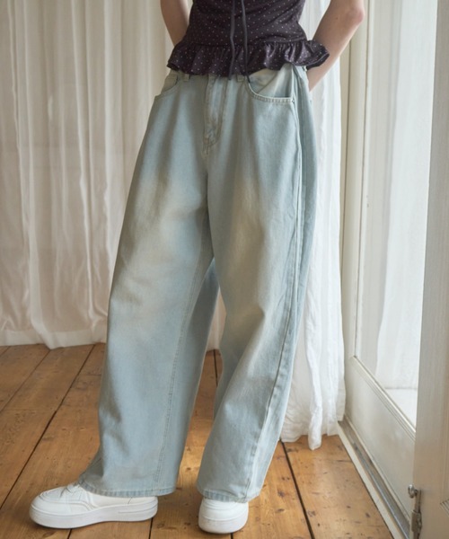 Birthday room（バースデイルーム）の「サイドピンタックバレルレッグデニム/Side pintuck barrel leg denim（デニムパンツ・レディース・ライトブルー/ブルー・FREE）」の5枚目の写真