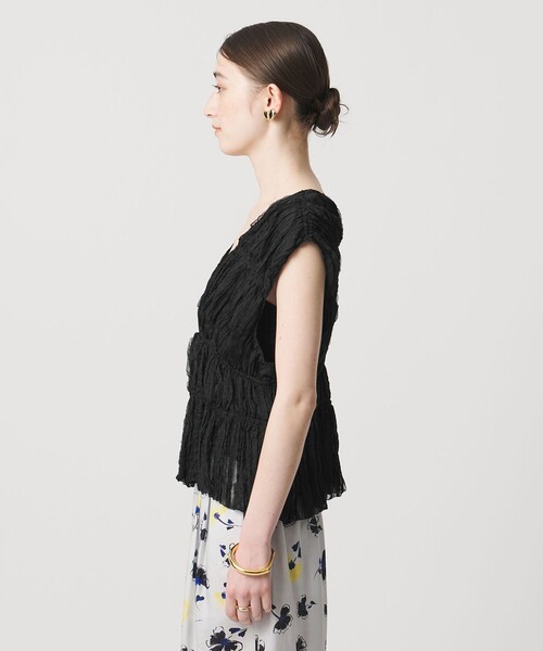 UNITED ARROWS(ユナイテッドアローズ)の「シャーリング フリル ベスト(ベスト・レディース・ブラック/ナチュラル・FREE)」の4枚目の写真