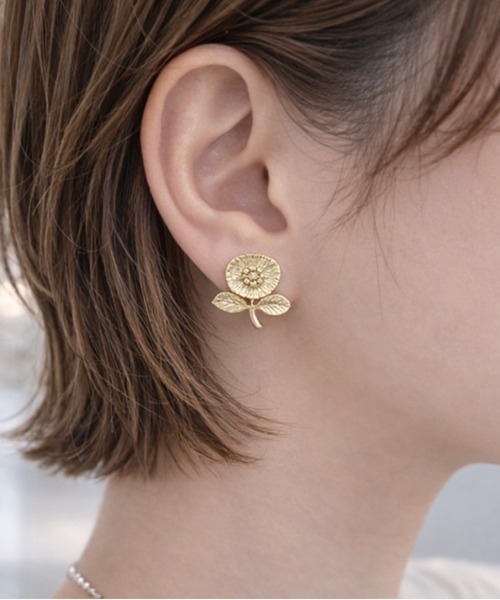 MILLION CARATS(ミリオンカラッツ)の「《lactiflora》- パパルナ - ピアス - 北欧ムードの花が耳元でやさしく咲く、毎日に寄り添う小さめフラワーピアス(ピアス(両耳用)・レディース・マルチ・FREE)」の3枚目の写真