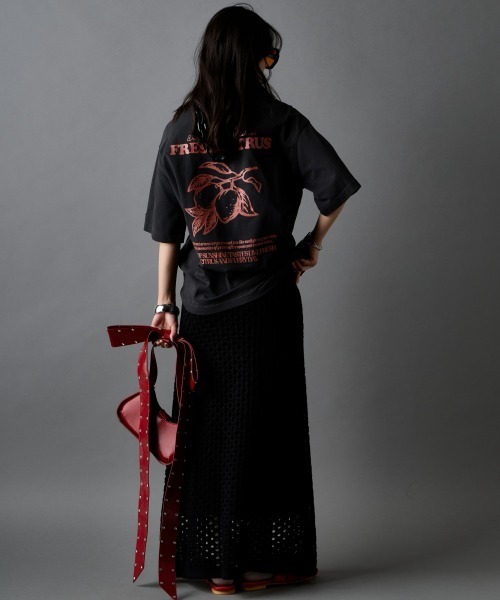 GEVS.(ジェイヴィス)の「綿100%ピグメント染バックプリントTシャツ<大きいサイズ有>GEVS.(Tシャツ/カットソー・レディース・スミクロ/イエロー・3L/LL/L/M/5L/4L)」の4枚目の写真