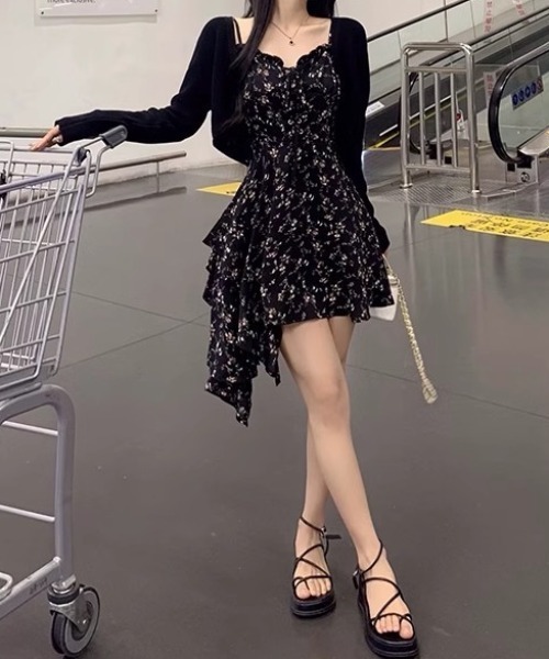 SHEPP(シープ)の「アシンメトリーヘム 小花柄フリルミニキャミワンピース(ワンピース・レディース・ブラック・S/M)」の4枚目の写真