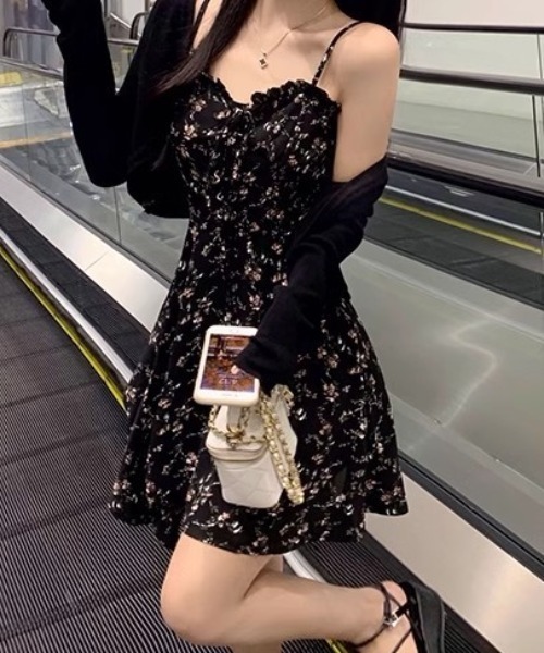 SHEPP(シープ)の「アシンメトリーヘム 小花柄フリルミニキャミワンピース(ワンピース・レディース・ブラック・S/M)」の2枚目の写真