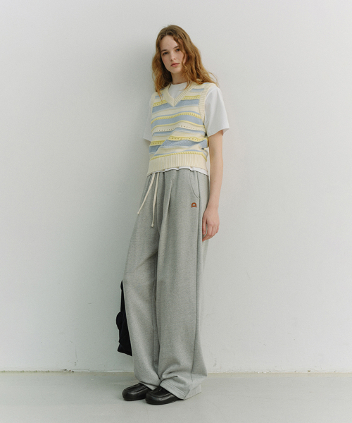 DUNST(ダンスト)の「UNISEX LEATHER LOGO WIDE SWEAT PANTS_UDPA6A102_MELANGE GREY(スウェットパンツ・レディース・グレー・X-SMALL/SMALL/MEDIUM/LARGE/X-LARGE)」の1枚目の写真