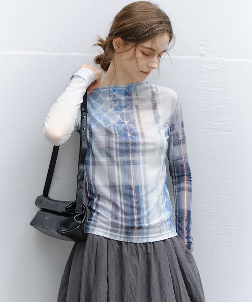 tageechita(タジチタ)の「【tageechita】アートプリント ニュアンスネック シアートップス(Tシャツ/カットソー・レディース・ブルー/ライトブルー・L/M/S)」の2枚目の写真