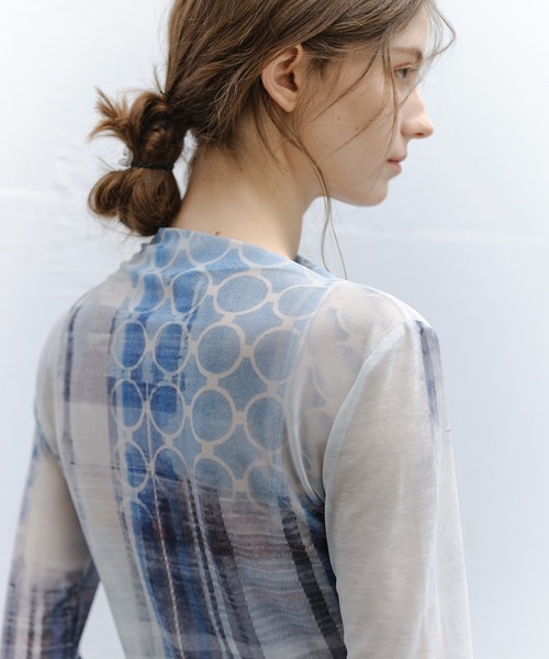 tageechita(タジチタ)の「【tageechita】アートプリント ニュアンスネック シアートップス(Tシャツ/カットソー・レディース・ブルー/ライトブルー・L/M/S)」の3枚目の写真