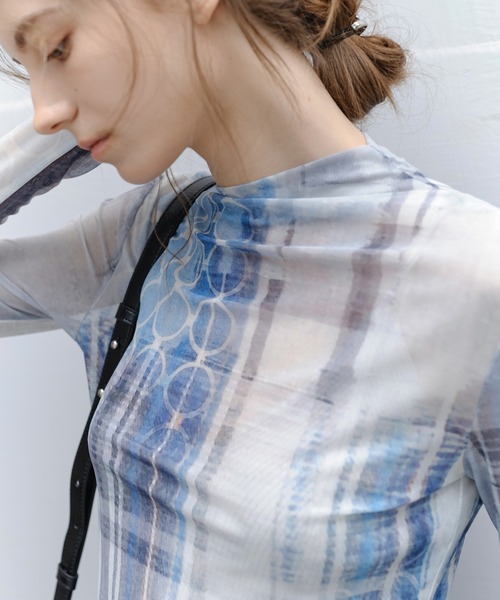 tageechita(タジチタ)の「【tageechita】アートプリント ニュアンスネック シアートップス(Tシャツ/カットソー・レディース・ブルー/ライトブルー・L/M/S)」の5枚目の写真