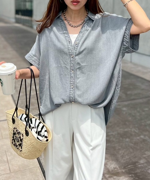 Emma Taylor(エマテイラー)の「【シルエット変更可!】ライトデニムGOLD釦キーネックシャツ(Tシャツ/カットソー・レディース・サックスブルー/グレー・FREE)」の3枚目の写真