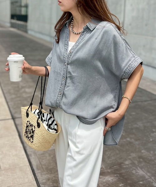 Emma Taylor(エマテイラー)の「【シルエット変更可!】ライトデニムGOLD釦キーネックシャツ(Tシャツ/カットソー・レディース・サックスブルー/グレー・FREE)」の4枚目の写真