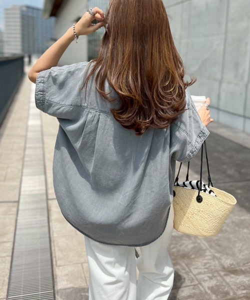 Emma Taylor(エマテイラー)の「【シルエット変更可!】ライトデニムGOLD釦キーネックシャツ(Tシャツ/カットソー・レディース・サックスブルー/グレー・FREE)」の5枚目の写真