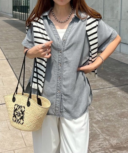 Emma Taylor(エマテイラー)の「【シルエット変更可!】ライトデニムGOLD釦キーネックシャツ(Tシャツ/カットソー・レディース・サックスブルー/グレー・FREE)」の6枚目の写真