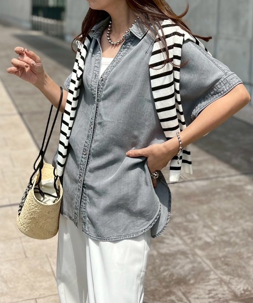Emma Taylor(エマテイラー)の「【シルエット変更可!】ライトデニムGOLD釦キーネックシャツ(Tシャツ/カットソー・レディース・サックスブルー/グレー・FREE)」の7枚目の写真