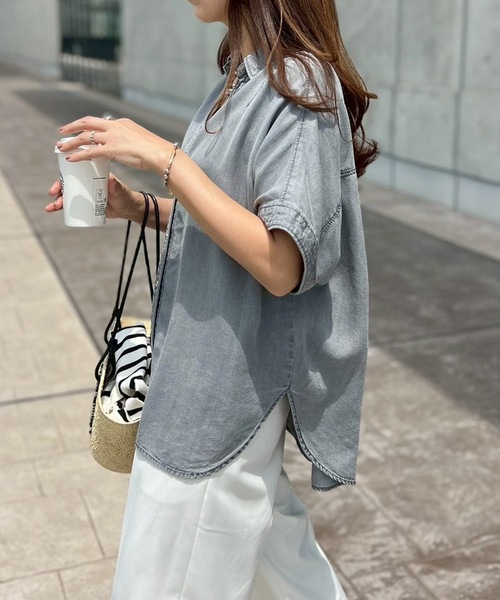 Emma Taylor(エマテイラー)の「【シルエット変更可!】ライトデニムGOLD釦キーネックシャツ(Tシャツ/カットソー・レディース・サックスブルー/グレー・FREE)」の8枚目の写真