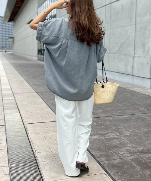 Emma Taylor(エマテイラー)の「【シルエット変更可!】ライトデニムGOLD釦キーネックシャツ(Tシャツ/カットソー・レディース・サックスブルー/グレー・FREE)」の11枚目の写真
