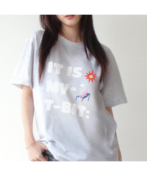 TEESSERT(ティーザート)の「イッツマイティビット レタリング ベーシック 半袖Tシャツ(ホワイト、ブラック、グレー)(Tシャツ/カットソー・レディース・ホワイト/ライトグレー/ブラック・SMALL/MEDIUM/LARGE/X-LARGE/XX-LARGE)」の3枚目の写真