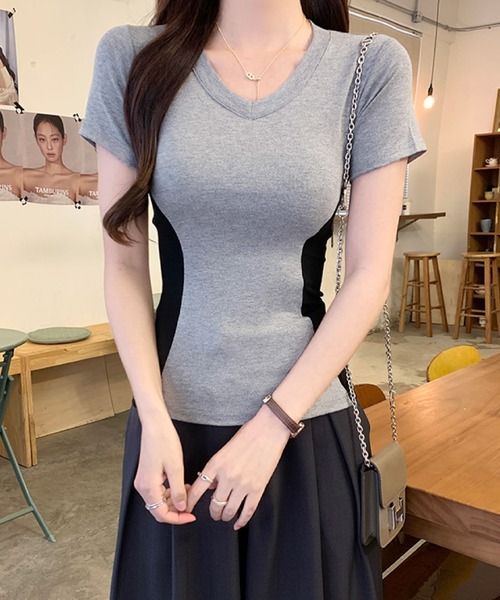 2ly2(トゥーリートゥー)の「VネックリブTシャツ 配色切替 サイドライン 半袖 フィット(Tシャツ/カットソー・レディース・グレー/ブラック・FREE)」の1枚目の写真