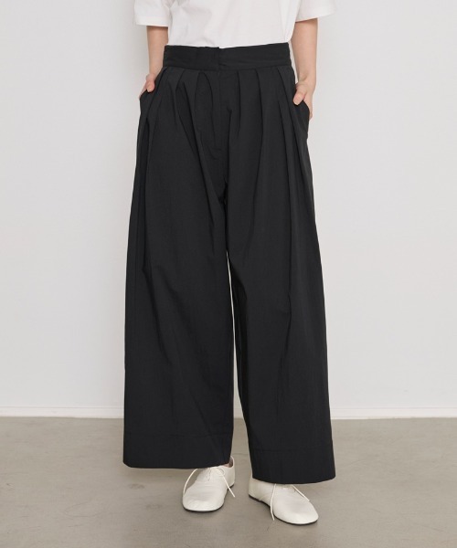 COMMON+HAUS(コモンハウス)の「綿混クロップドタックワイドパンツ(その他パンツ・レディース・グレー/セージグリーン/ブラック・S/M/L)」の2枚目の写真