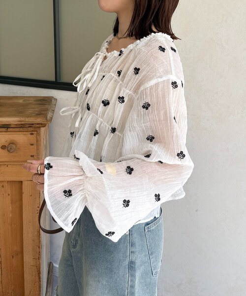 Thevon(ゼボン)の「楊柳リボンシャーリングシアーブラウス(シャツ/ブラウス・レディース・オフホワイト/アイボリー/ブラック/サックスブルー・FREE)」の19枚目の写真