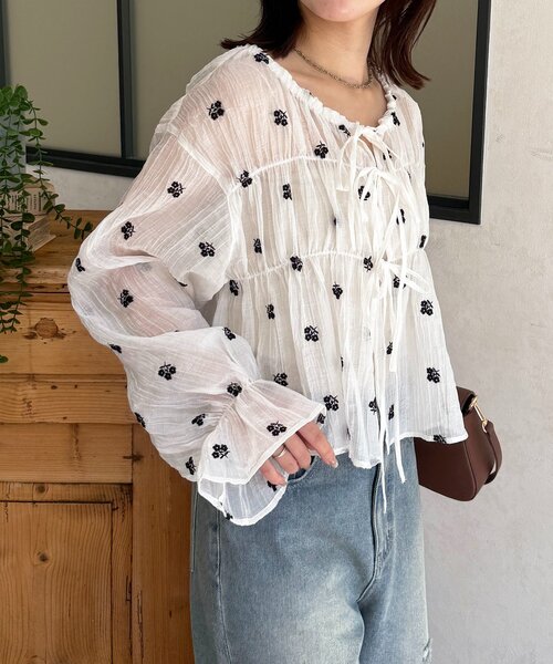 Thevon(ゼボン)の「楊柳リボンシャーリングシアーブラウス(シャツ/ブラウス・レディース・オフホワイト/アイボリー/ブラック/サックスブルー・FREE)」の21枚目の写真