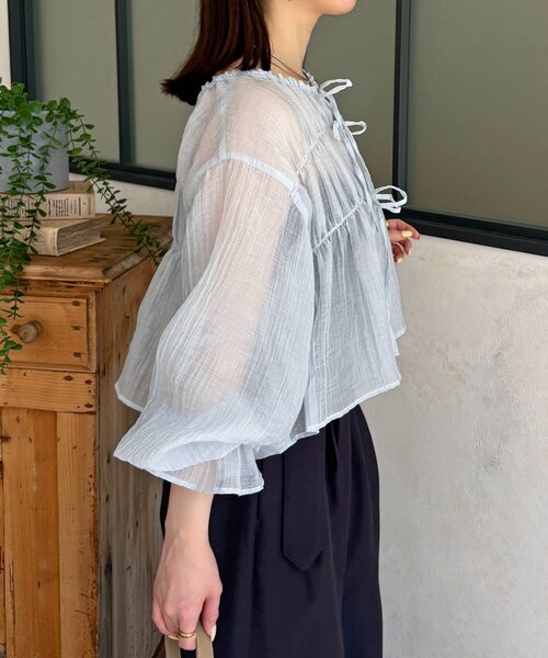 Thevon(ゼボン)の「楊柳リボンシャーリングシアーブラウス(シャツ/ブラウス・レディース・オフホワイト/アイボリー/ブラック/サックスブルー・FREE)」の5枚目の写真
