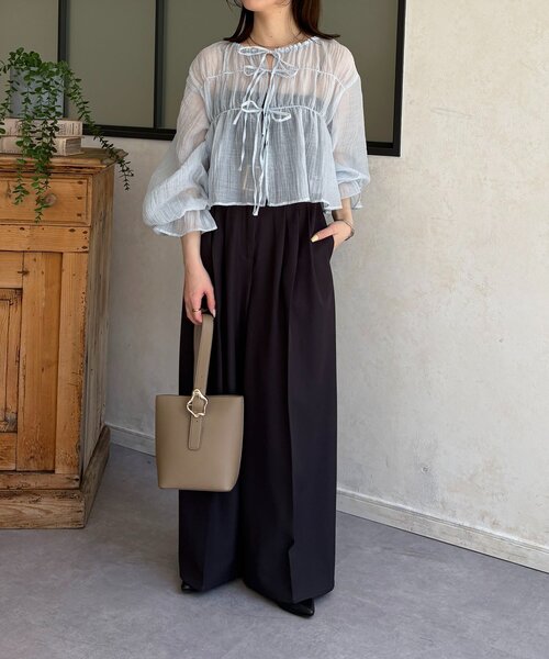 Thevon(ゼボン)の「楊柳リボンシャーリングシアーブラウス(シャツ/ブラウス・レディース・オフホワイト/アイボリー/ブラック/サックスブルー・FREE)」の6枚目の写真