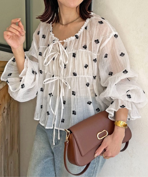 Thevon(ゼボン)の「楊柳リボンシャーリングシアーブラウス(シャツ/ブラウス・レディース・オフホワイト/アイボリー/ブラック/サックスブルー・FREE)」の1枚目の写真