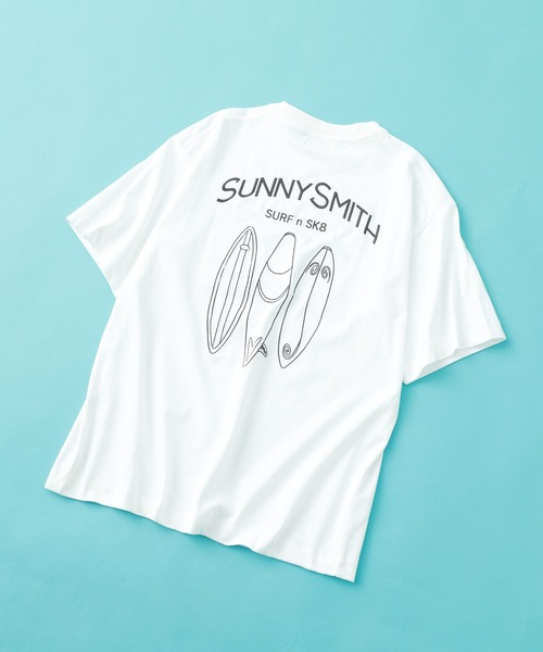 Sunny Smith(サニースミス)の「Sunny Smirh サーフボードイラストロゴ両面刺繍Tシャツ 半袖(Tシャツ/カットソー・メンズ・ホワイト/スミクロ/アッシュグレー・L/M)」の1枚目の写真