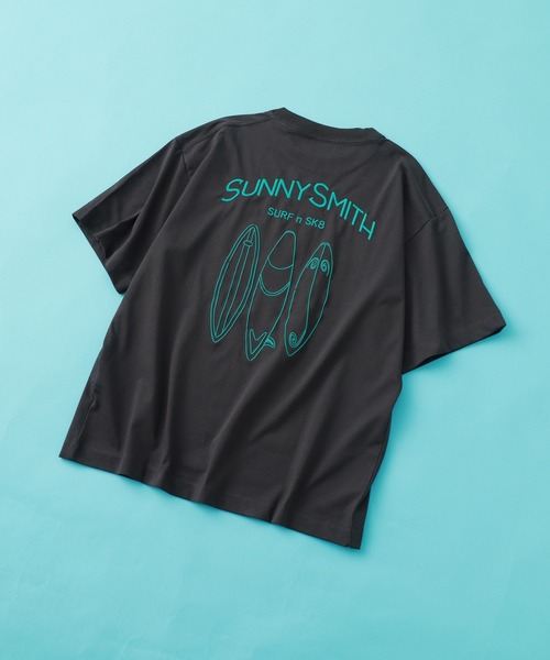 Sunny Smith(サニースミス)の「Sunny Smirh サーフボードイラストロゴ両面刺繍Tシャツ 半袖(Tシャツ/カットソー・メンズ・ホワイト/スミクロ/アッシュグレー・L/M)」の2枚目の写真